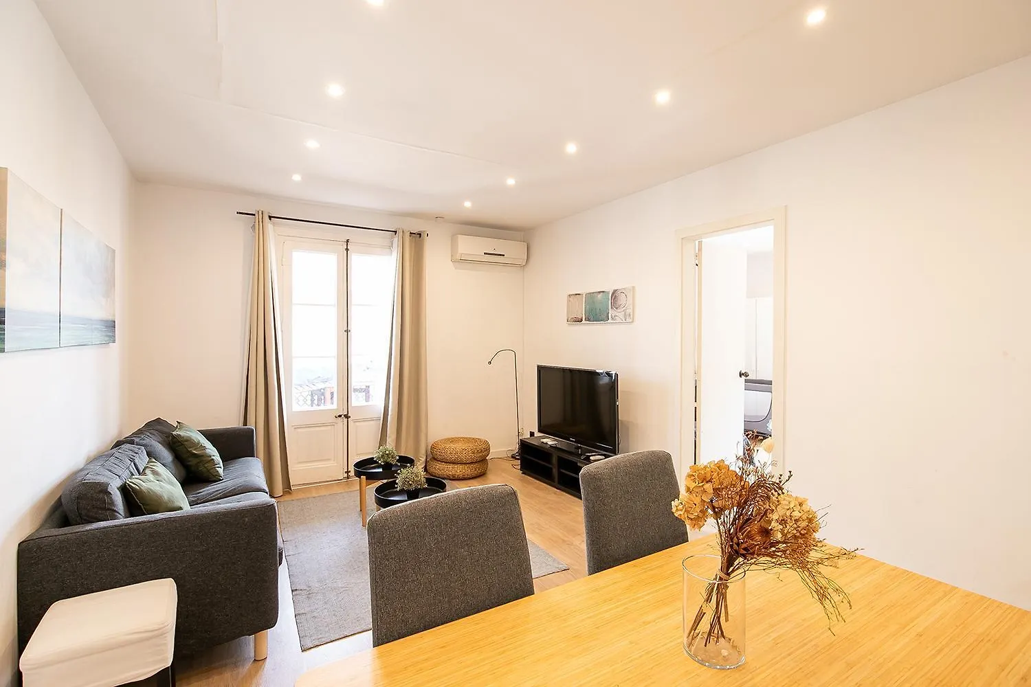 Beautiful Apartment With Terrace In Barcelona