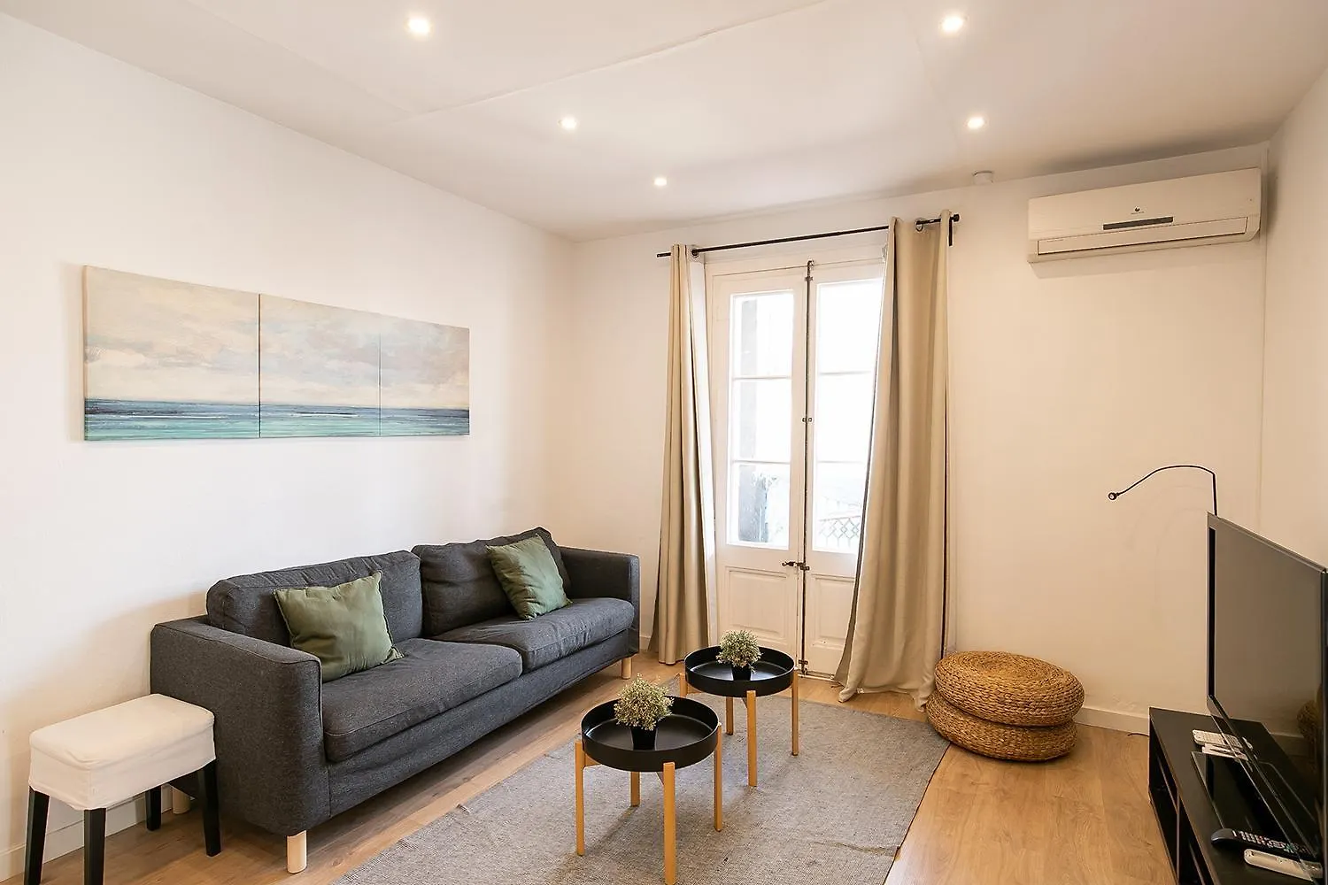 Beautiful Apartment With Terrace In Barcelona