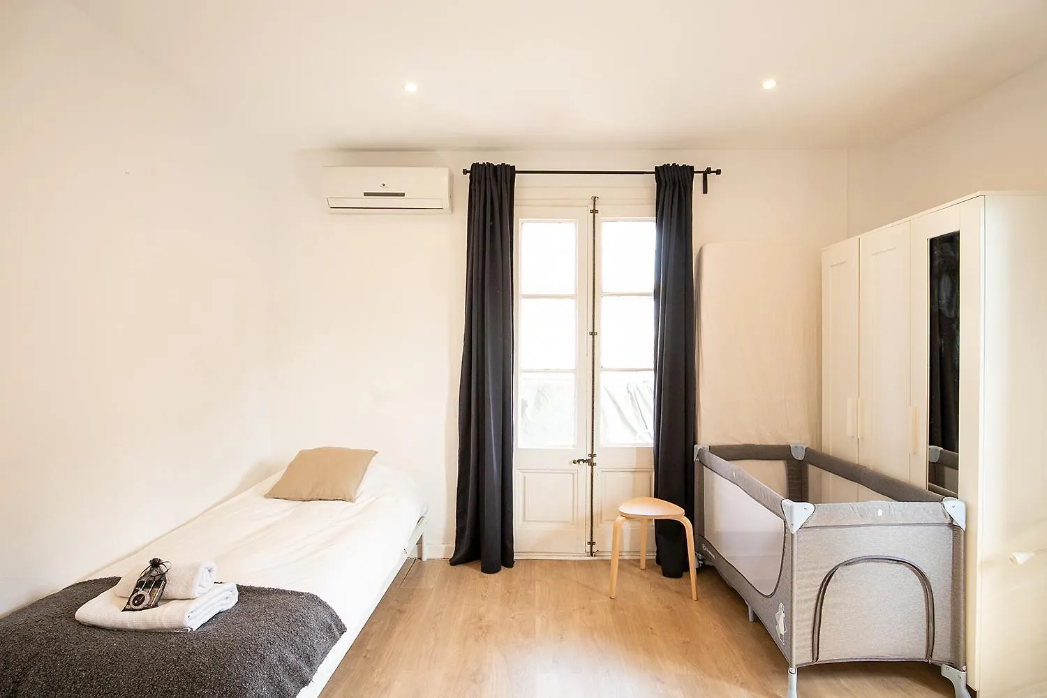 Beautiful Apartment With Terrace In Barcelona