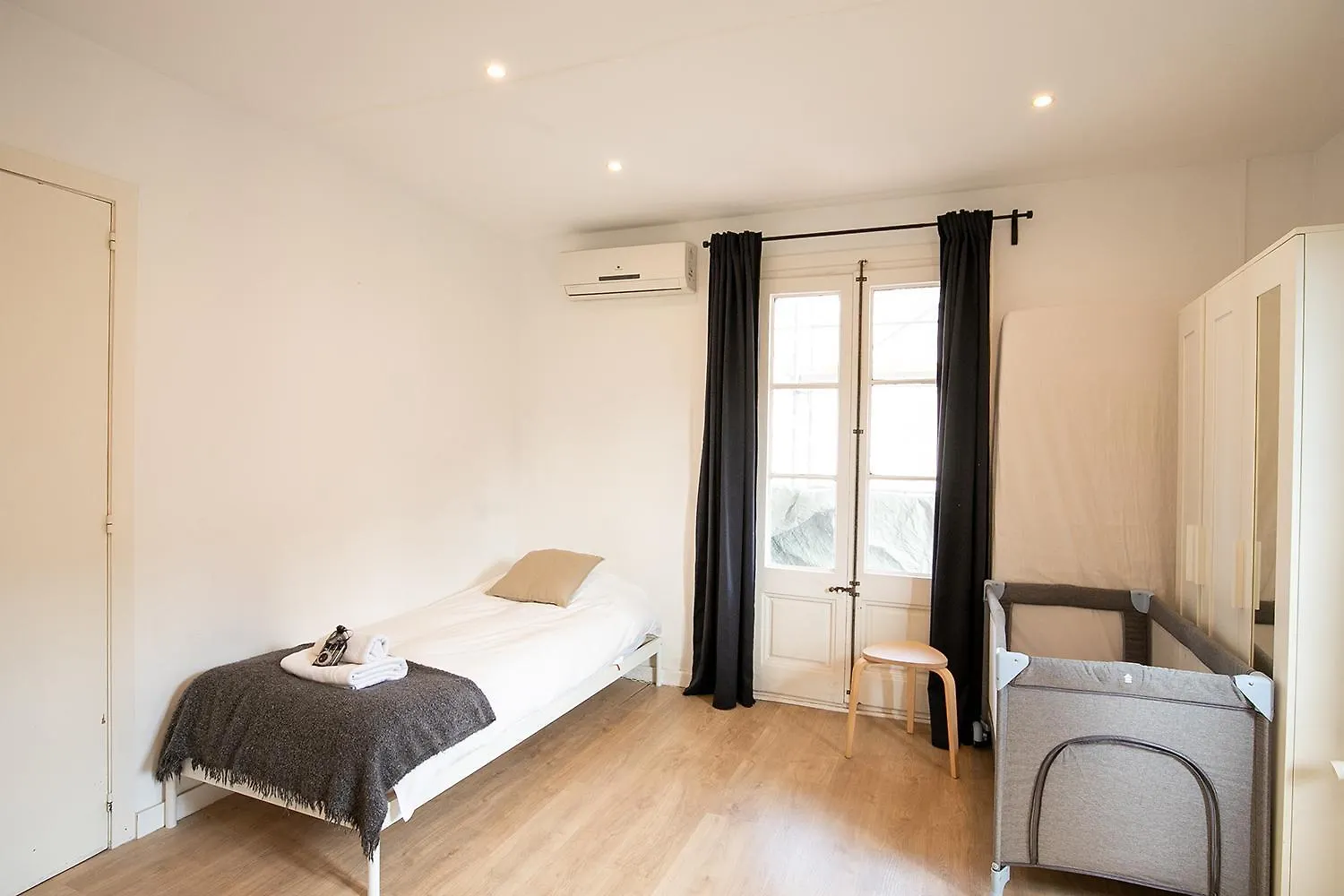 Beautiful Apartment With Terrace In Barcelona Spain
